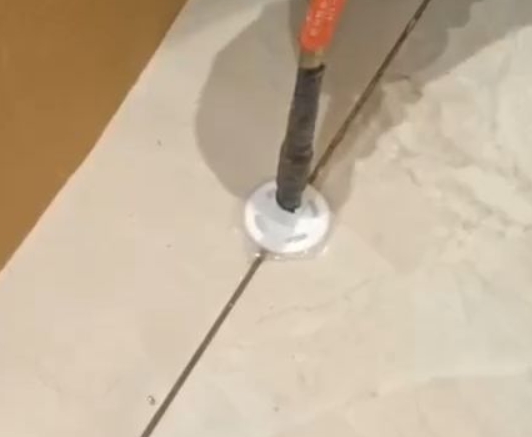 藤县瓷砖空鼓维修公司专业解答瓷砖在铺贴过程中，如果没有涂抹均匀到位的粘结材料（如水泥砂浆或瓷砖胶），可能会导致以下问题
